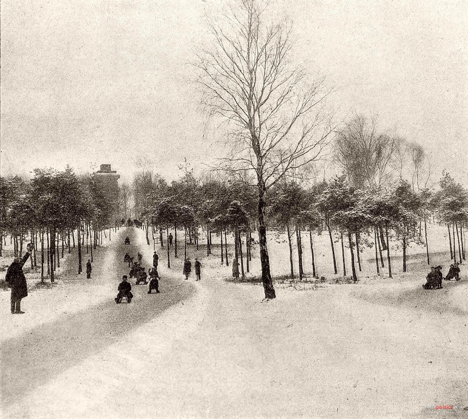 Park im Tadeusza Kosciuszki Lata 1928 1929 Park Kościuszki w głębi widać wieżę Kościuszki dawniej Bismarcka Źródło Polska Zachodnia 1929 nr 06