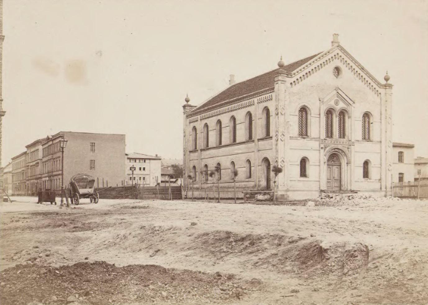 Pierwsza kaotiwcka synagoga stała u zbiegu dzisiejszych 3 Maja i Słowackiego