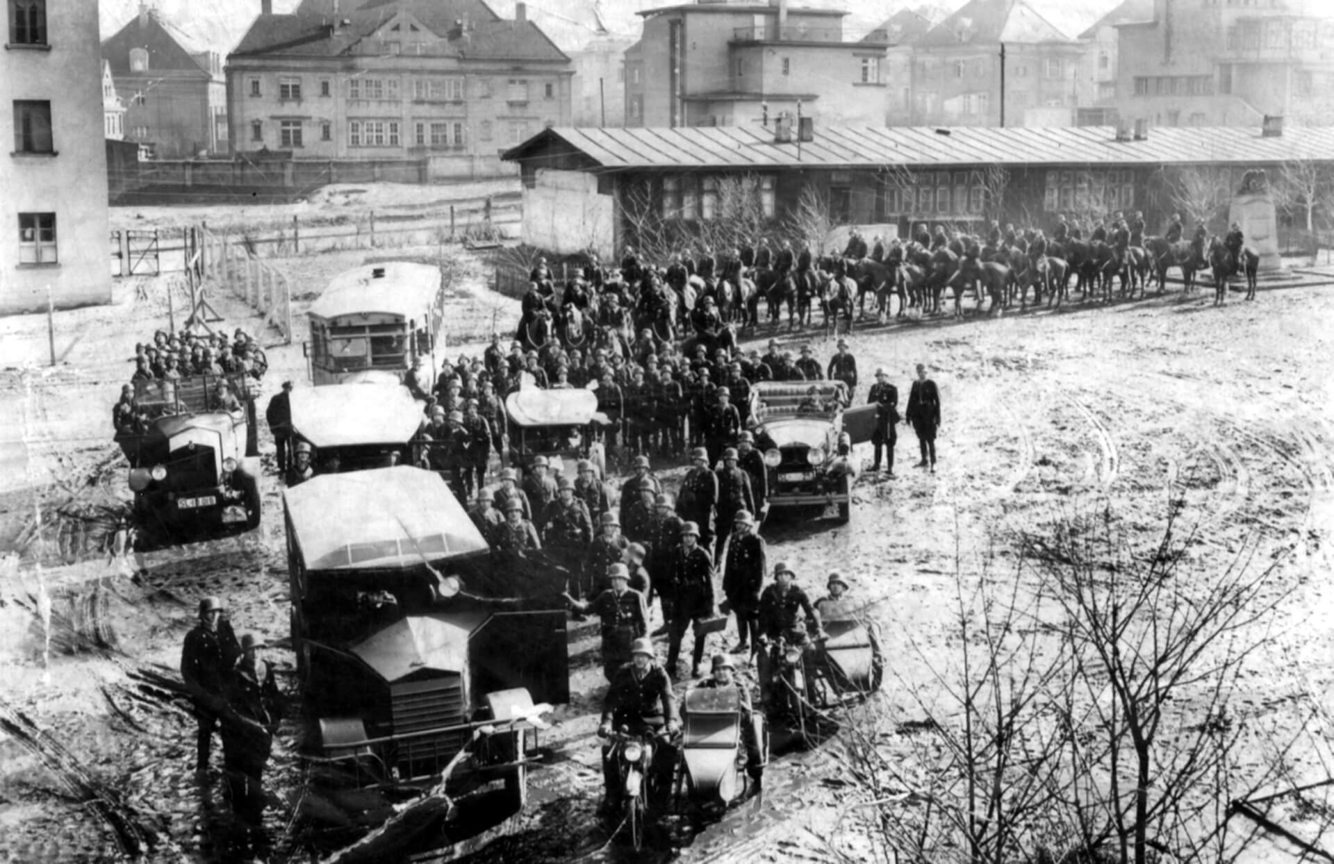 Policja Województwa Śląskiego na archiwalnych zdjęciach z Katowic