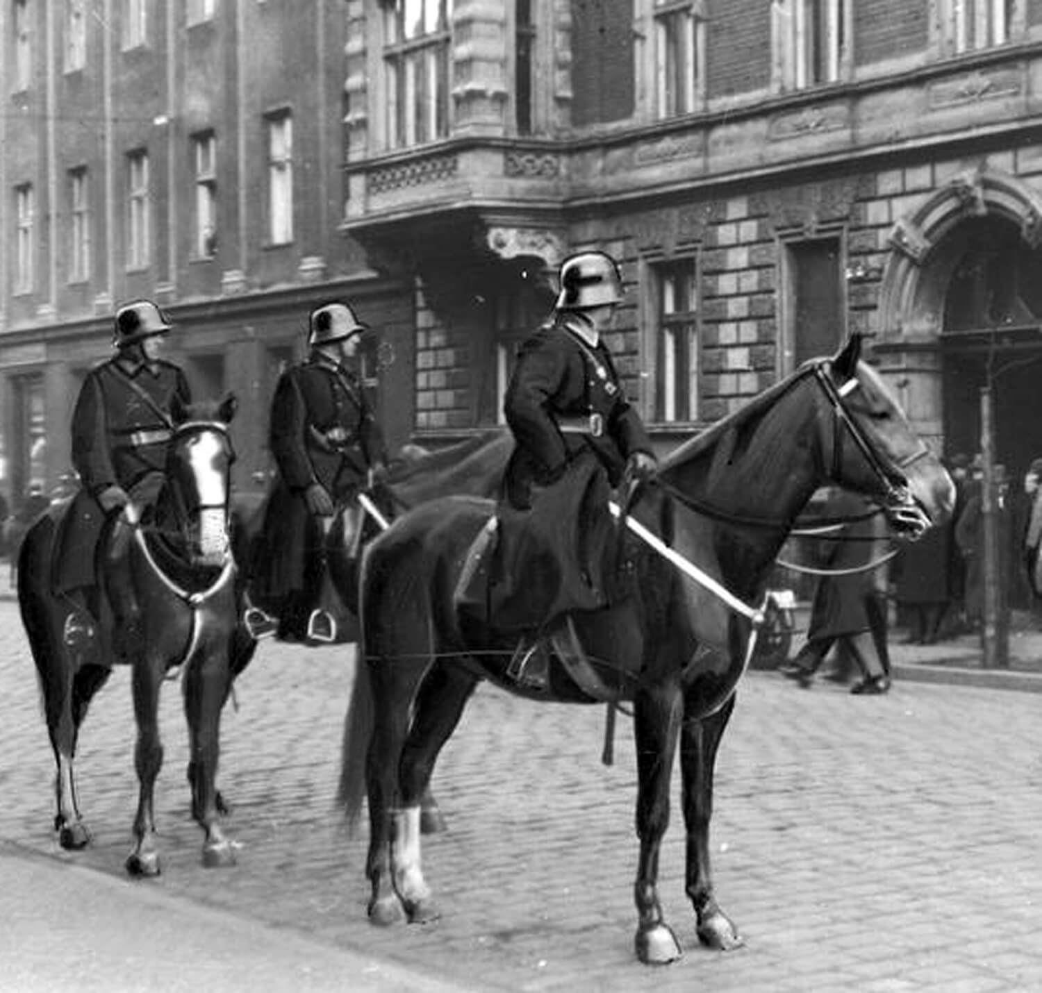 Policja Województwa Śląskiego na archiwalnych zdjęciach z Katowic