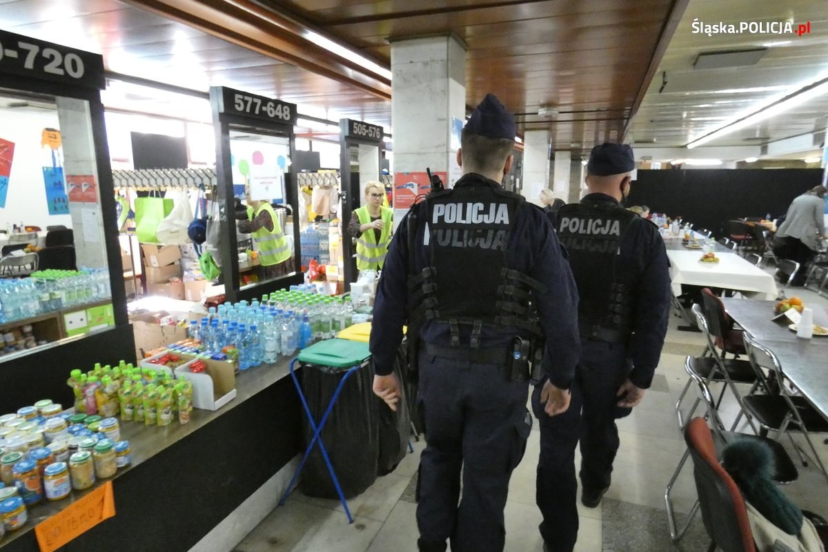 Policjanci w punkcie recepcyjnym Katowice1