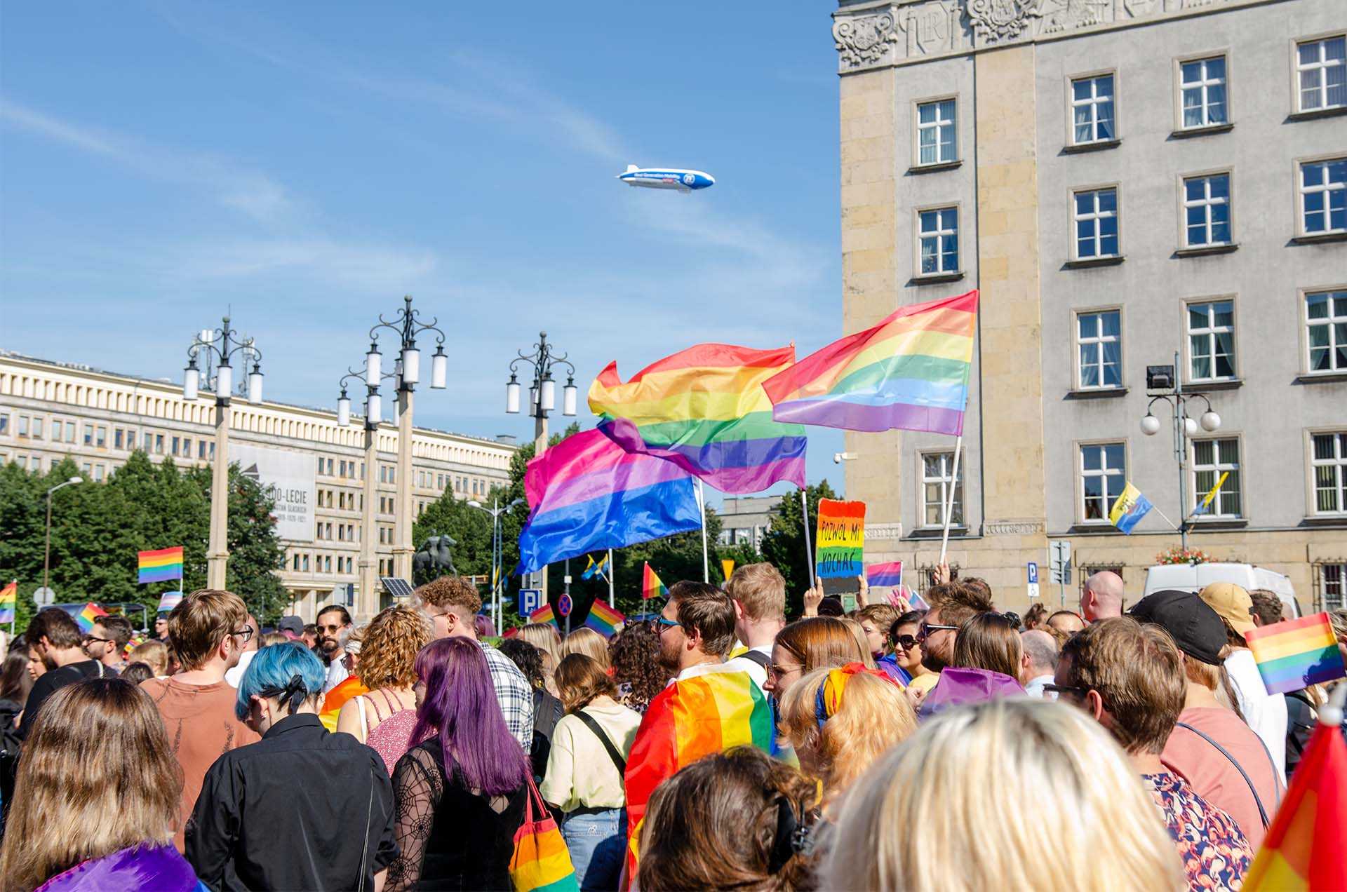 Manifestacja LGBTQ przed Urzędem Wojewódzkim