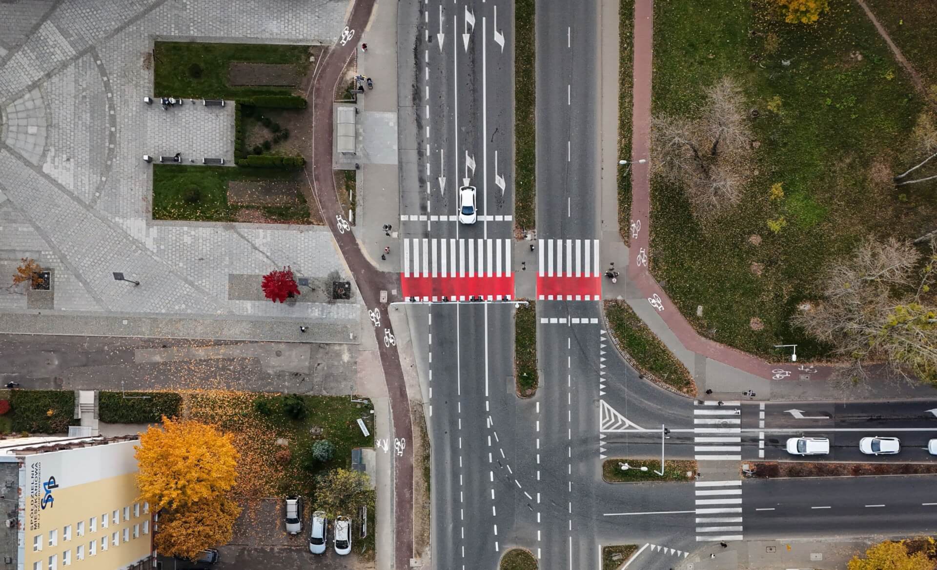 Nowa infrastruktura rowerowa łączy się to już istniejącą w ciągu ul Powstańców fot KAW